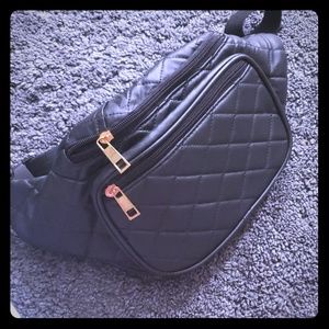 Fanny pack . Black . 3 zipper compartment.